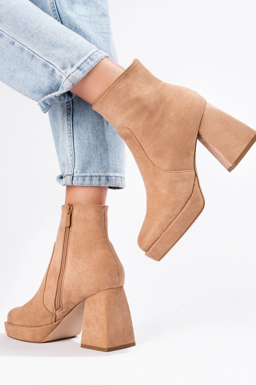 Botas de mujer con caña ancha en... Botas de mujer con caña ancha en...