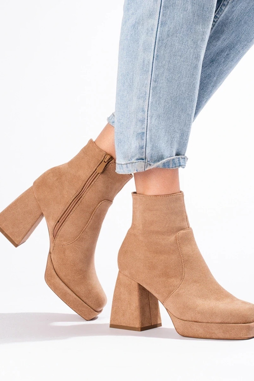 Botas de mujer con caña ancha en... Botas de mujer con caña ancha en...