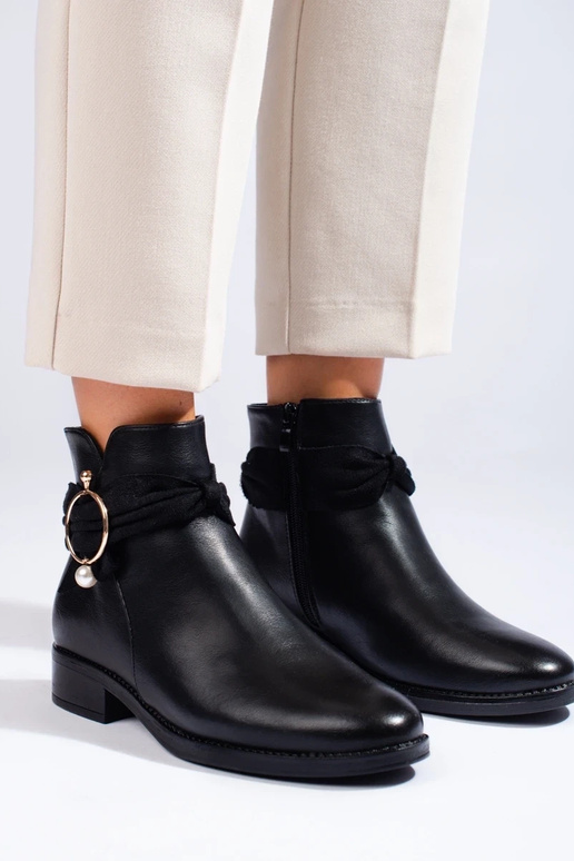 Botas planas de mujer en color negro.