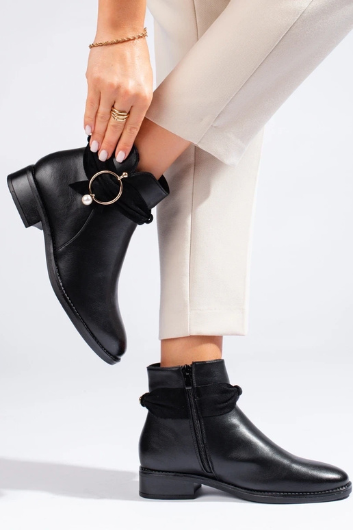 Botas planas de mujer en color negro.