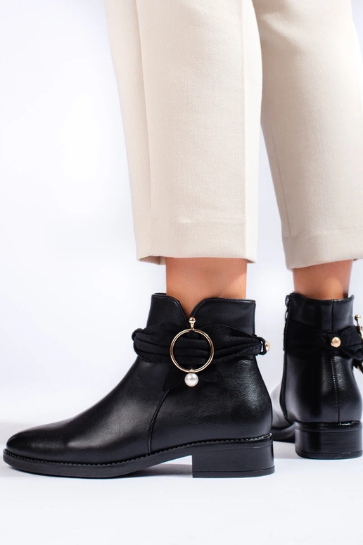 Botas planas de mujer en color negro.