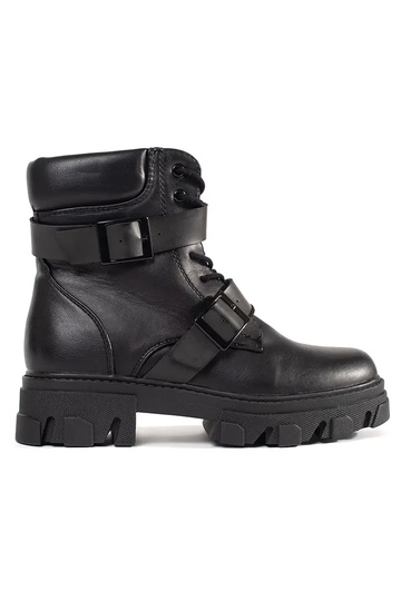 botines con hebillas negras