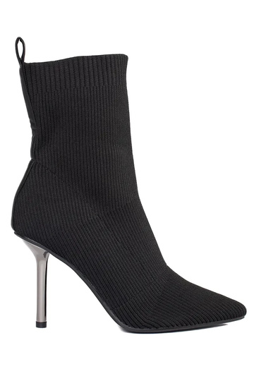 Zapatos de tacón ajustados...