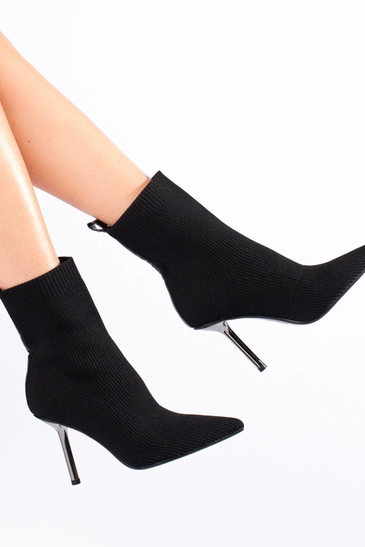 Zapatos de tacón ajustados para mujer. Zapatos de tacón ajustados para mujer.