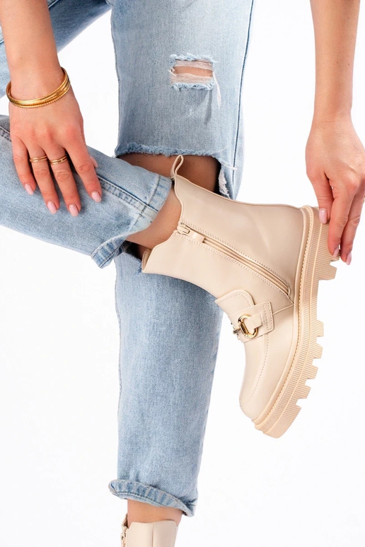 Zapatos de mujer beige con plataforma. Zapatos de mujer beige con plataforma.