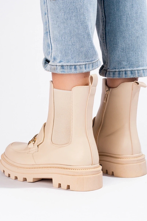 Zapatos de mujer beige con plataforma. Zapatos de mujer beige con plataforma.