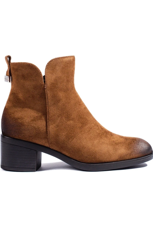 zapatos de mujer marrones en un poste...