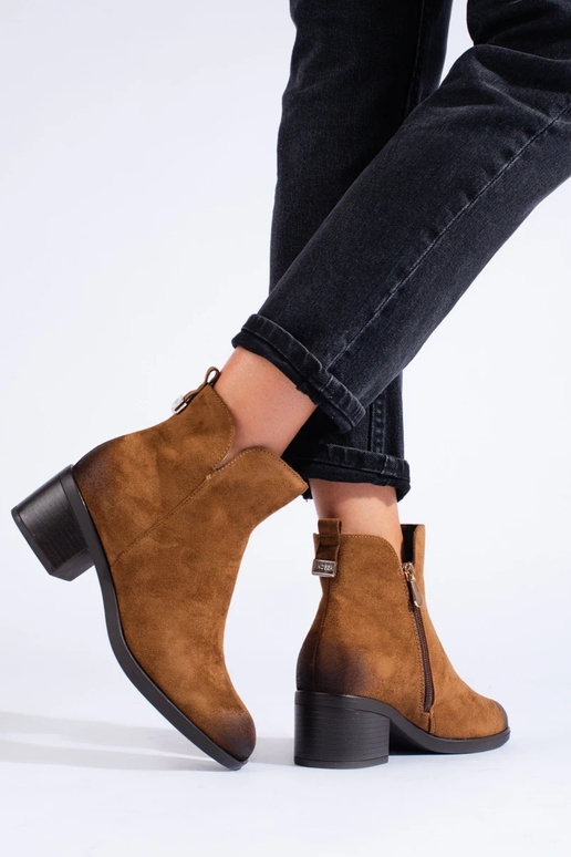 zapatos de mujer marrones en un poste...