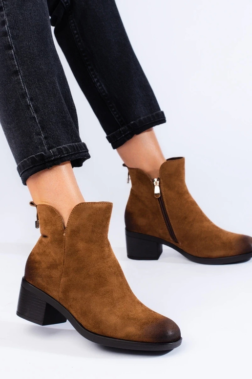 zapatos de mujer marrones en un poste...