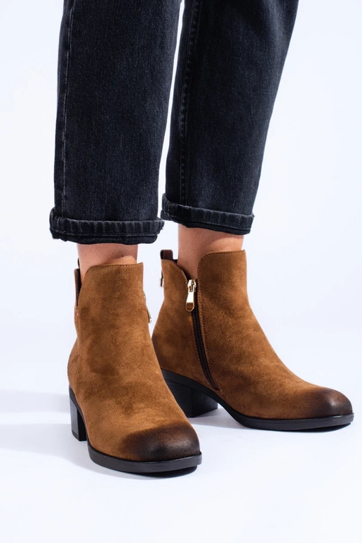 zapatos de mujer marrones en un poste...