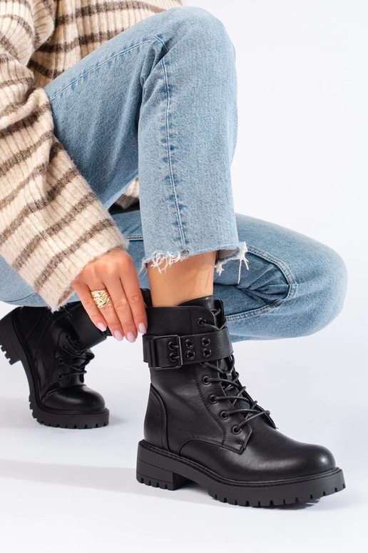 Botas de mujer con cordones de cuero... Botas de mujer con cordones de cuero...