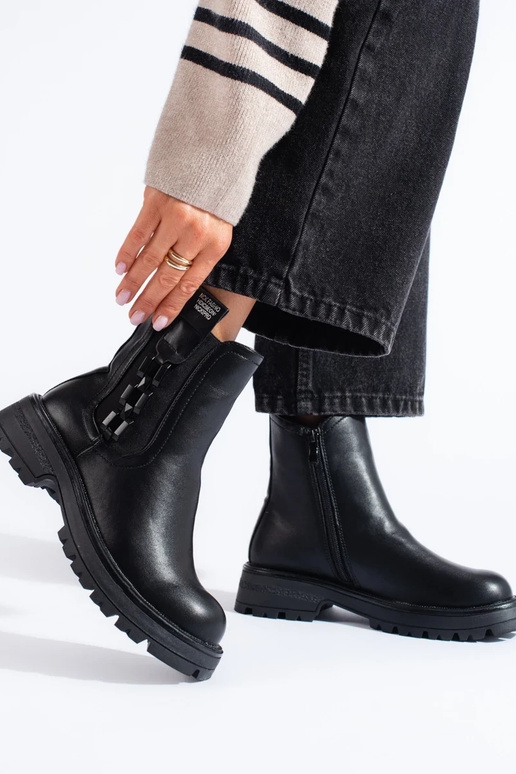 Zapatos negros de mujer con suela negra. Zapatos negros de mujer con suela negra.