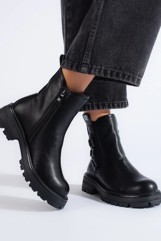 Zapatos negros de mujer con suela negra. Zapatos negros de mujer con suela negra.