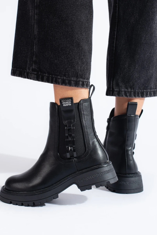 Zapatos negros de mujer con suela negra. Zapatos negros de mujer con suela negra.