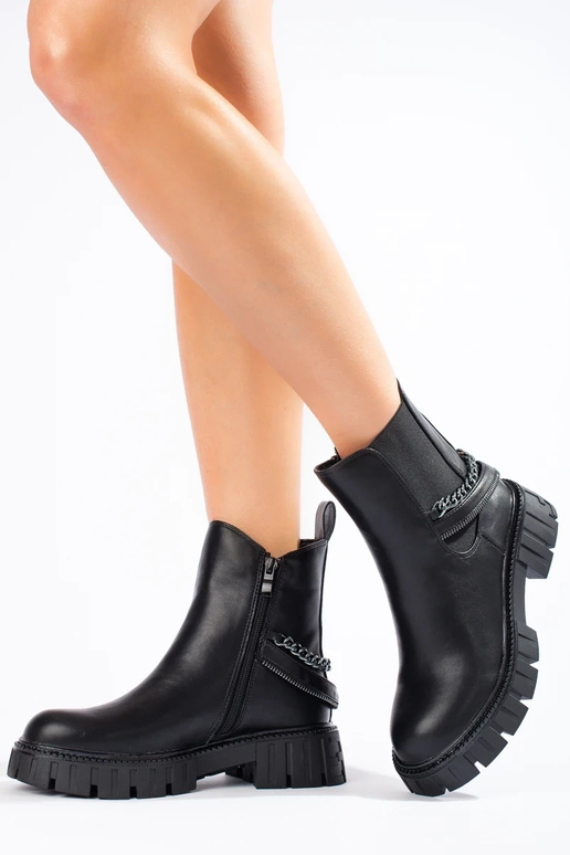 Zapatos de mujer con cadena en negro.