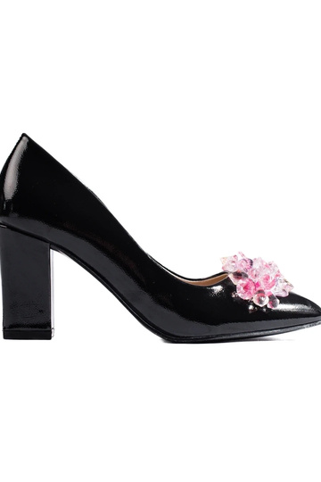 tacones altos negros con...