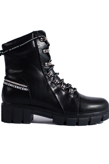 botas negras con cordones...
