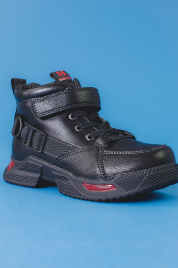 Botas negras para niño. 2