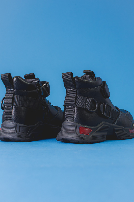 Botas negras para niño.