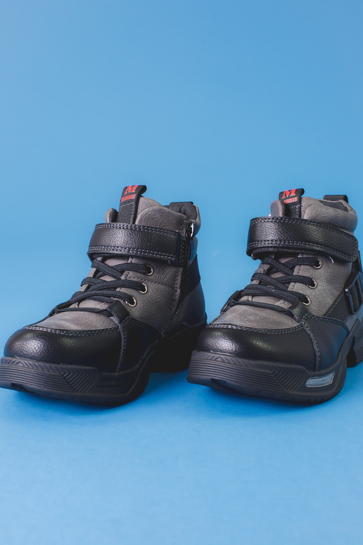 Botas para niño en color gris.