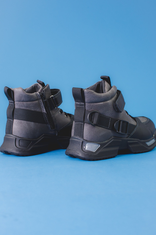 Botas para niño en color gris.