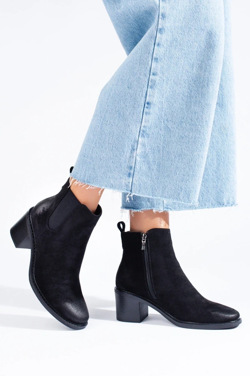 Zapatos de mujer negros con tacón. Zapatos de mujer negros con tacón.