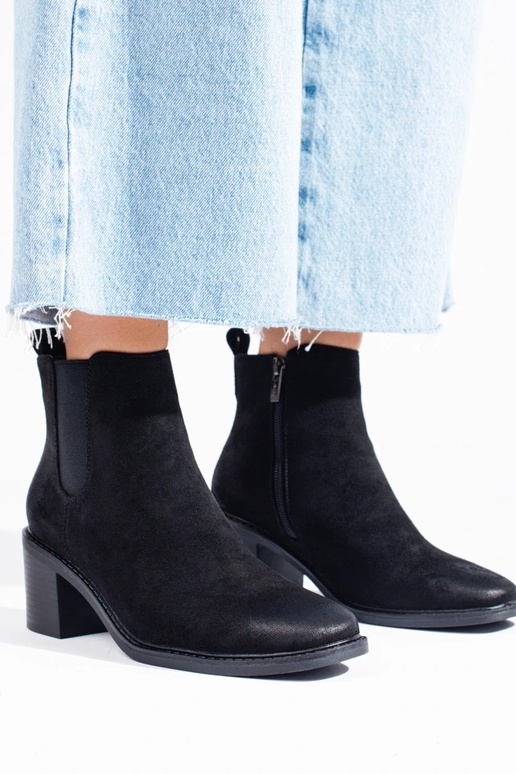 Zapatos de mujer negros con tacón. Zapatos de mujer negros con tacón.