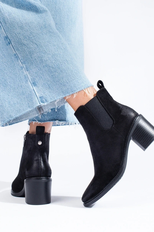 Zapatos de mujer negros con tacón. Zapatos de mujer negros con tacón.