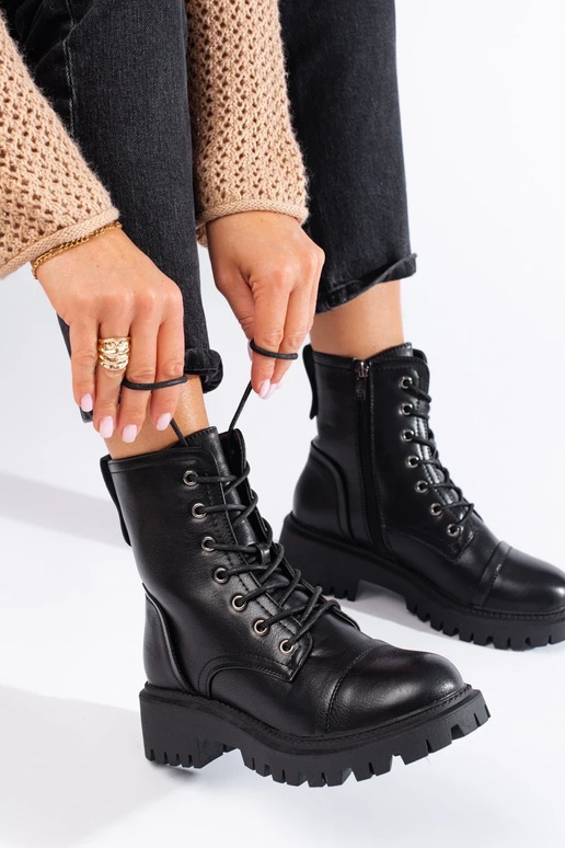 botas de mujer negras hechas de cuero...