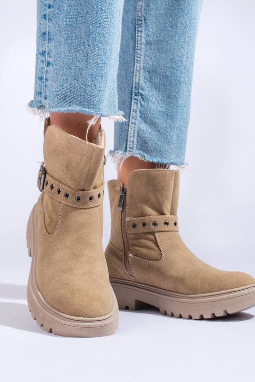 zapatos de mujer beige hechos de ante... zapatos de mujer beige hechos de ante...