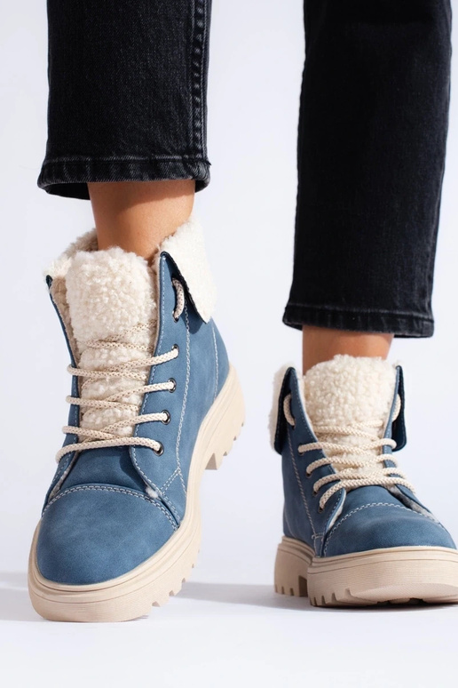 Botas de mujer con piel de oveja azul.