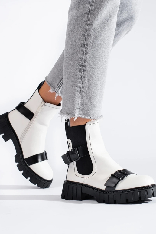 Zapatos de mujer blancos con plataforma. Zapatos de mujer blancos con plataforma.