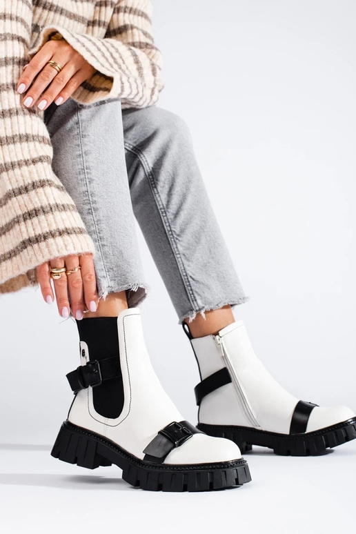 Zapatos de mujer blancos con plataforma. Zapatos de mujer blancos con plataforma.