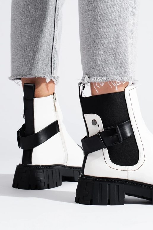 Zapatos de mujer blancos con plataforma. Zapatos de mujer blancos con plataforma.