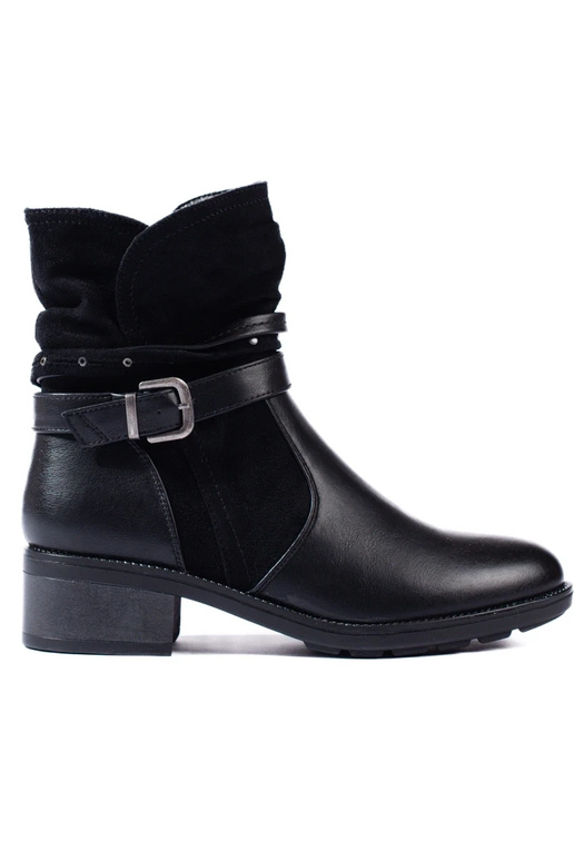 Botas de mujer con cinta decorativa. Botas de mujer con cinta decorativa.