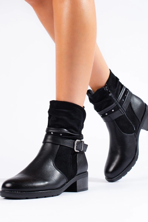 Botas de mujer con cinta decorativa. Botas de mujer con cinta decorativa.