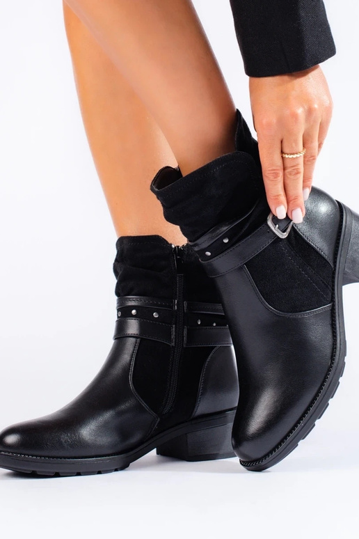 Botas de mujer con cinta decorativa. Botas de mujer con cinta decorativa.