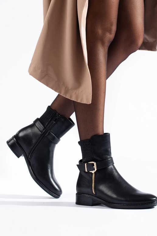 Botas planas de mujer por encima del... Botas planas de mujer por encima del...