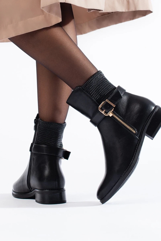 Botas planas de mujer por encima del... Botas planas de mujer por encima del...