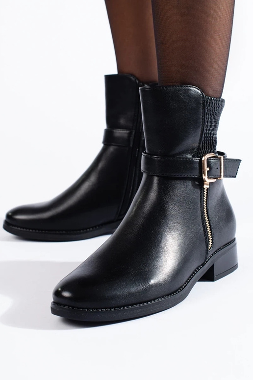 Botas planas de mujer por encima del... Botas planas de mujer por encima del...