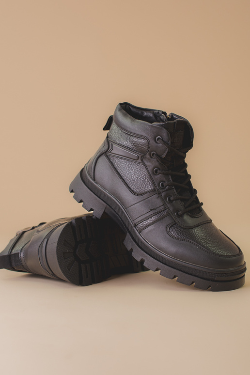 Botas de hombre aisladas de piel en...