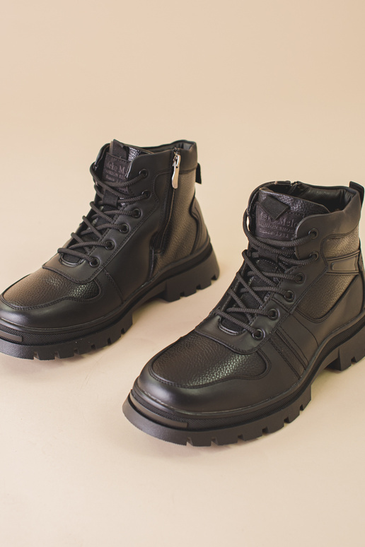 Botas de hombre aisladas de piel en...