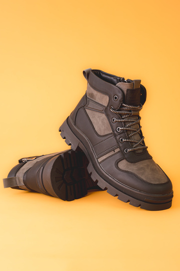 Botas de hombre aisladas de... 2