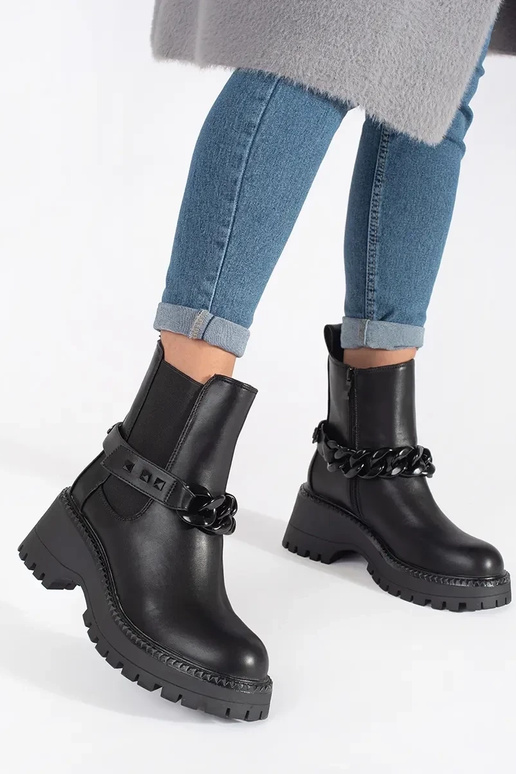 Zapatos de mujer con cadena en negro. Zapatos de mujer con cadena en negro.