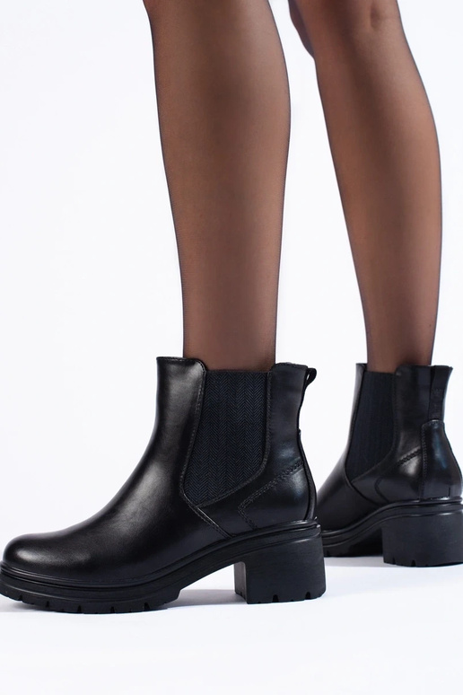 Zapatos de mujer negros con tacón. Zapatos de mujer negros con tacón.