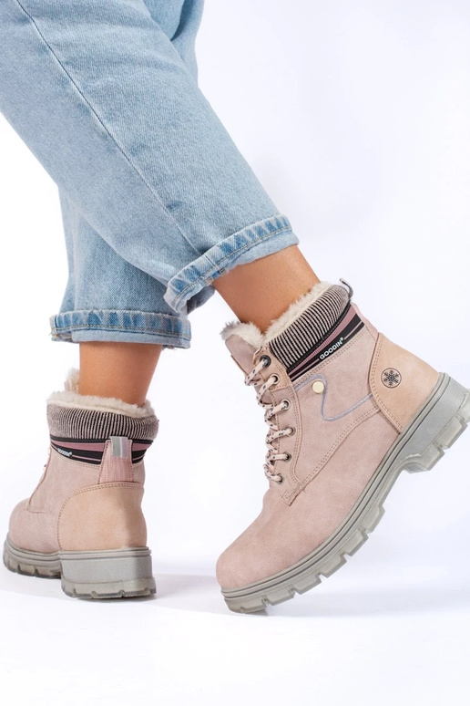 Zapatos de mujer calentados color beige. Zapatos de mujer calentados color beige.