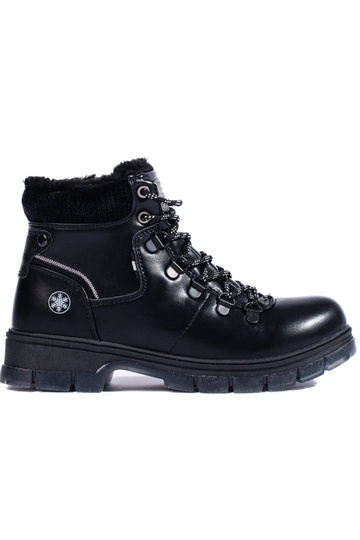 botas negras hechas de...