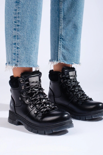 botas negras hechas de... 2