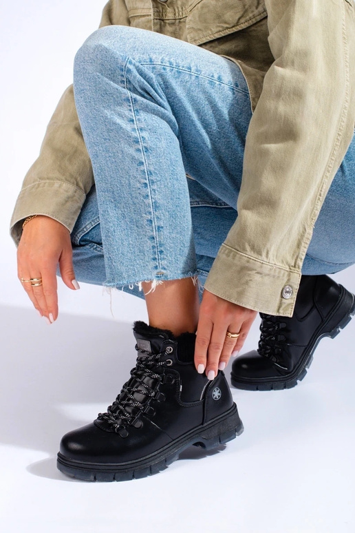 botas negras hechas de cuero ecológico botas negras hechas de cuero ecológico