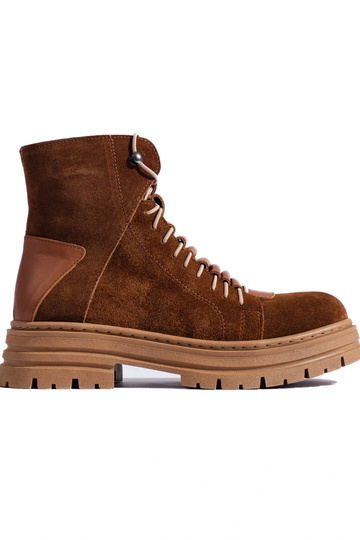 botas marrones de cuero...